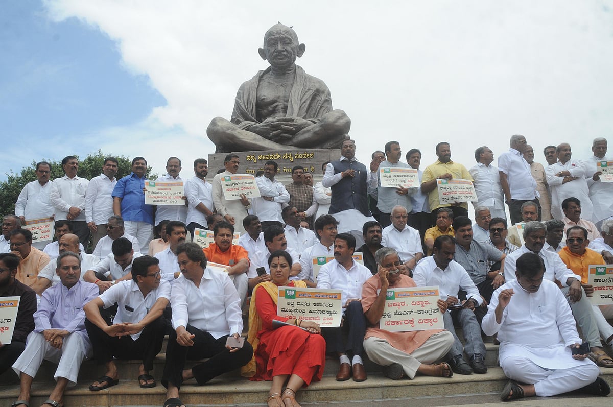 کرناٹک میں سیاسی بحران جاری، مظاہرہ کے دوران غلام نبی آزاد سمیت کئی کانگریسی رہنما حراست میں