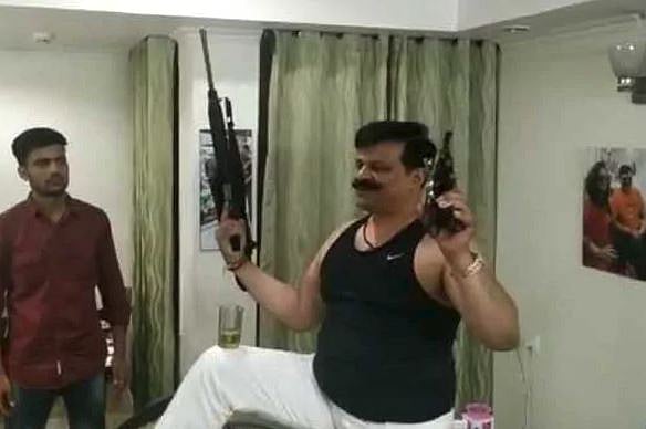 ’طمنچے پہ ڈسکو‘ کرنے والے ’چمپئن‘ کا طمنچہ ضبط، 3 اسلحوں کے لائسنس رَد