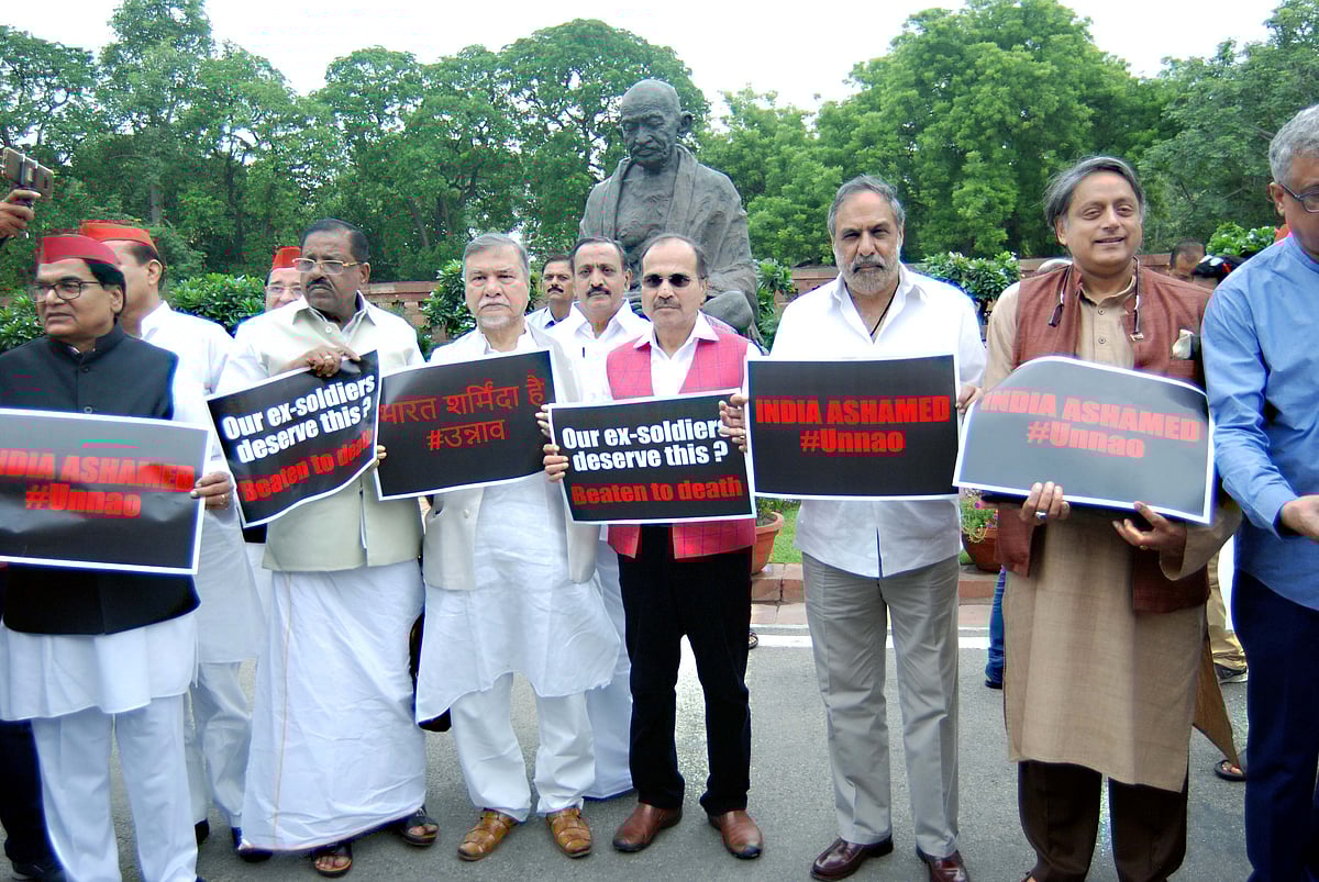 لوک سبھا: اناؤ واقعہ پر اپوزیشن کا زبردست ہنگامہ، حکومت ’بل‘ پیش کرنے میں لگی رہی!