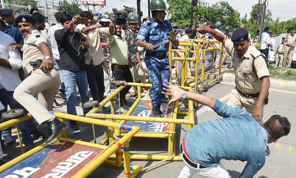 پٹنہ: آر جے ڈی ’اسٹوڈنٹ ونگ‘ کے کارکنان پر لاٹھی چارج، 8 سے زائد زخمی