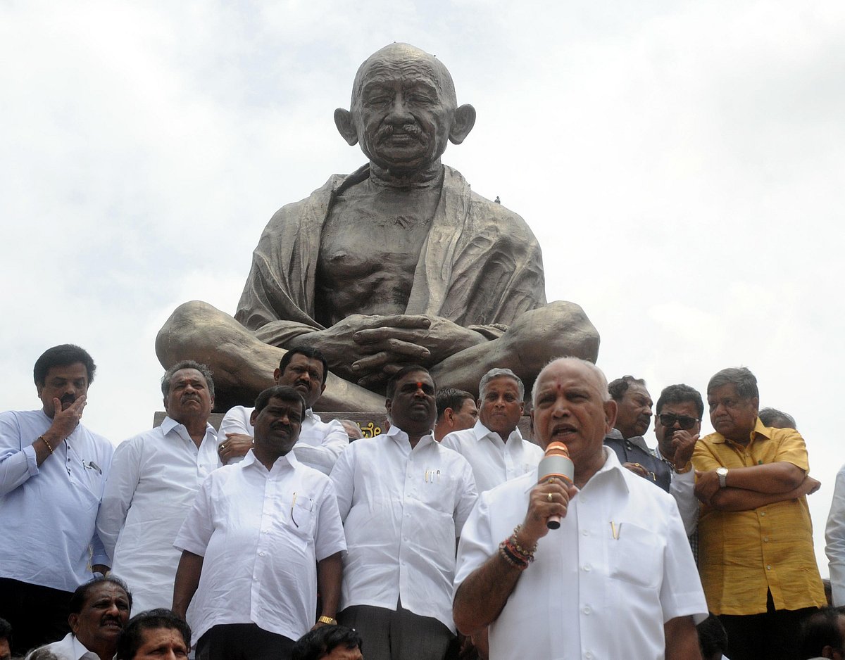 کرناٹک میں سیاسی بحران جاری، مظاہرہ کے دوران غلام نبی آزاد سمیت کئی کانگریسی رہنما حراست میں