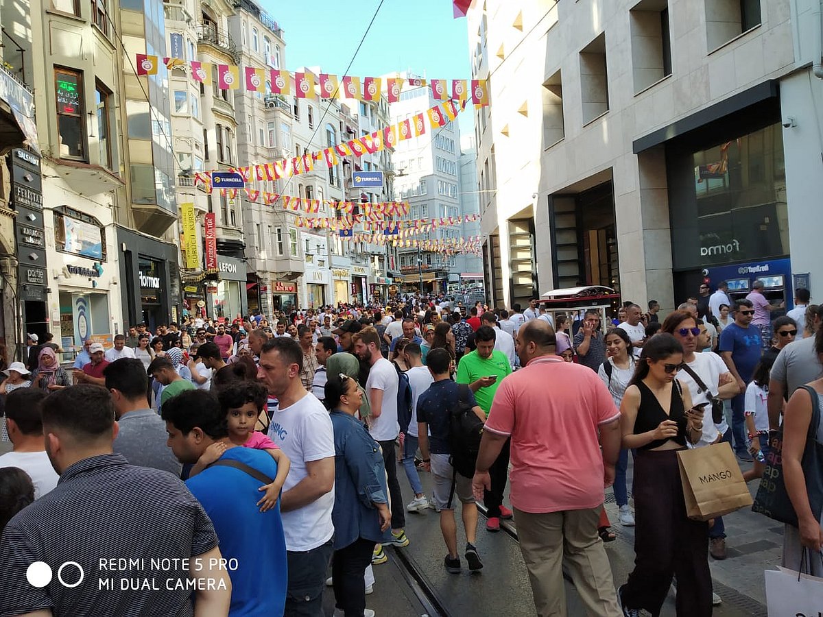 سفر نامہ: استنبول کا تکسیم اسکوائر، پوری دنیا کے لوگوں کے لئے شاپنگ کا مرکز... سید خرم رضا