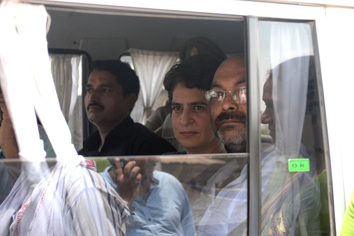 یوگی کی پولس نے پرینکا گاندھی کو لیا حراسَت میں، راہل نے کارروائی کو بتایا غیر قانونی