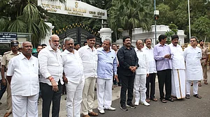 کرناٹک میں 11 ارکان اسمبلی کے استعفے، مخلوط حکومت پر خطرے کے بادل!