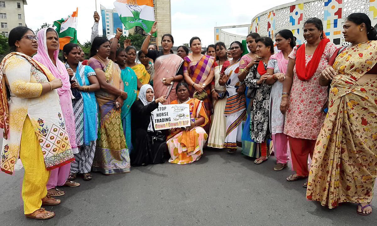 کرناٹک میں سیاسی بحران جاری، مظاہرہ کے دوران غلام نبی آزاد سمیت کئی کانگریسی رہنما حراست میں