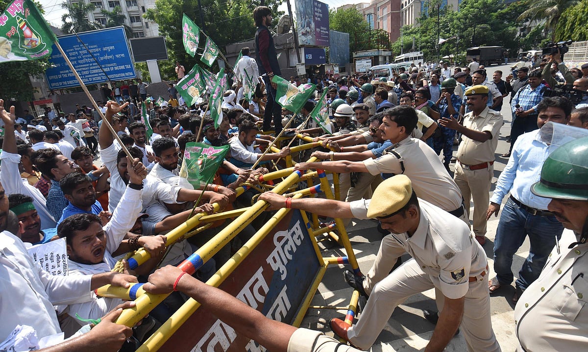 پٹنہ: آر جے ڈی ’اسٹوڈنٹ ونگ‘ کے کارکنان پر لاٹھی چارج، 8 سے زائد زخمی