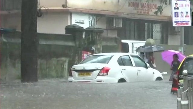 ممبئی میں پھر آفت خیز بارش، کئی علاقے زیر آب، ریل اور ہوائی سفر متاثر