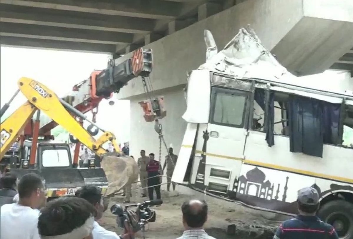 جمنا ایکسپریس وے پر خوفناک سڑک حادثہ، بس میں سوار 29 لوگوں کی موت