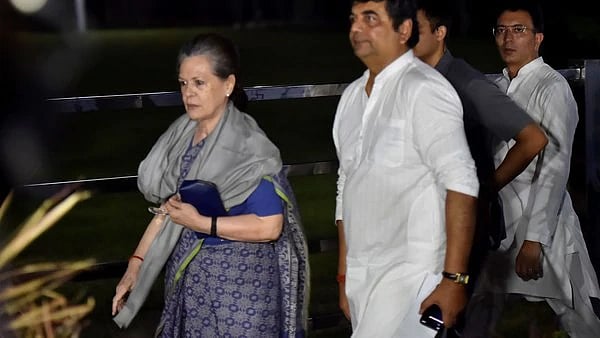 سونیا گاندھی کے ہاتھ میں پھر کانگریس کی کمان 