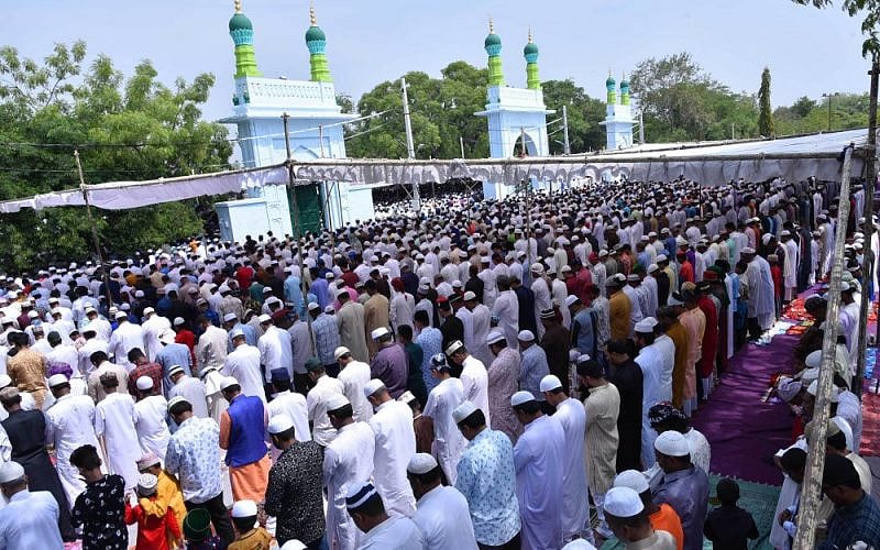 عید الاضحی کے موقع پر حیدرآباد کی عید گاہ  میں لاکھوں کا اجتماع