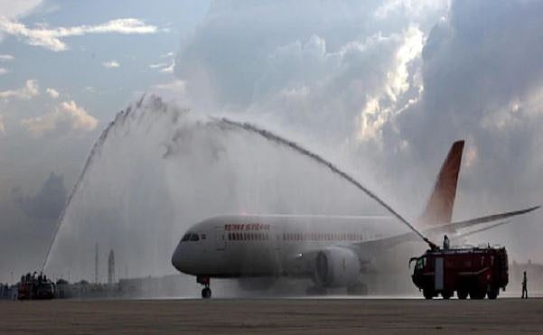 اہم خبر: پرواز بھرتے ہی ائیر انڈیا مسافر طیارہ میں لگی آگ، ہوئی ایمرجنسی لینڈنگ