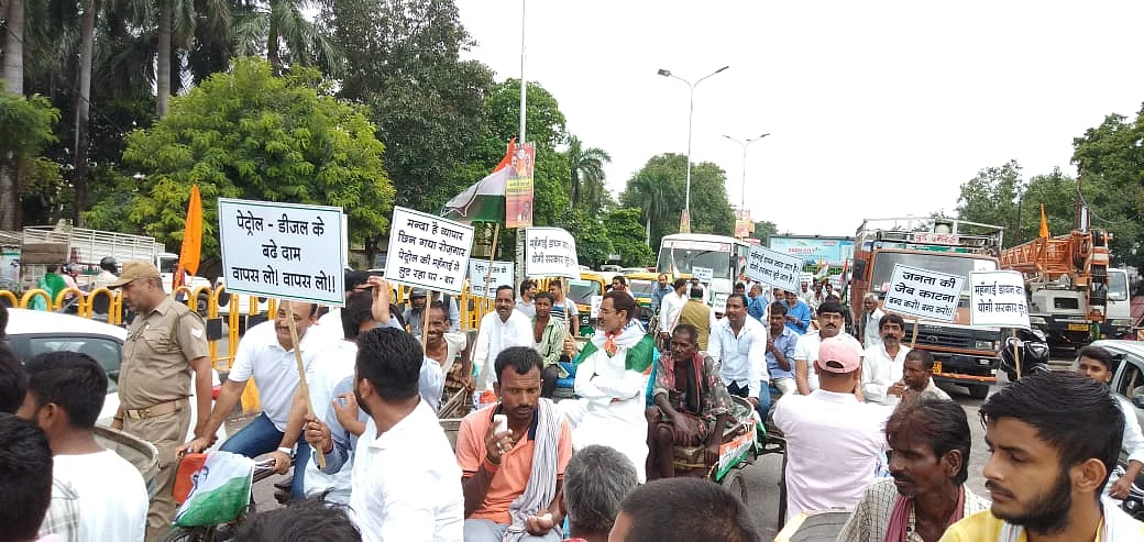 لکھنؤ: تیل کی بڑھتی قیمتوں کے خلاف یوپی کانگریس کا احتجاجی مظاہرہ