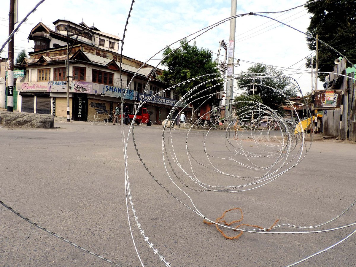 کشمیر میں معمولات زندگی بدستور معطل، مواصلاتی خدمات پر پابندی بھی جاری