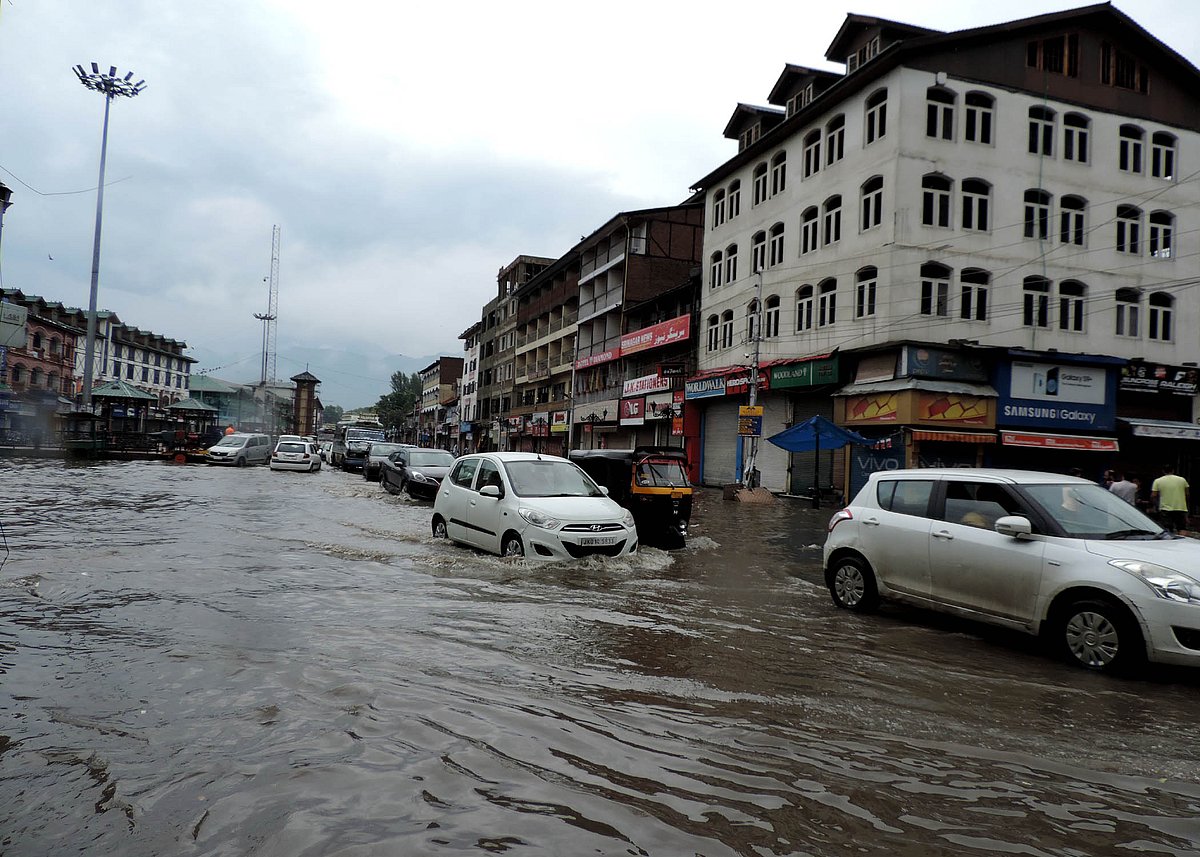 سری نگر میں بھاری بارش، سڑکیں چند منٹوں میں دریا بن گئیں