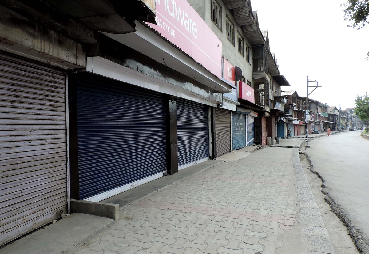 کشمیر میں معمولات زندگی بدستور معطل، مواصلاتی خدمات پر پابندی بھی جاری