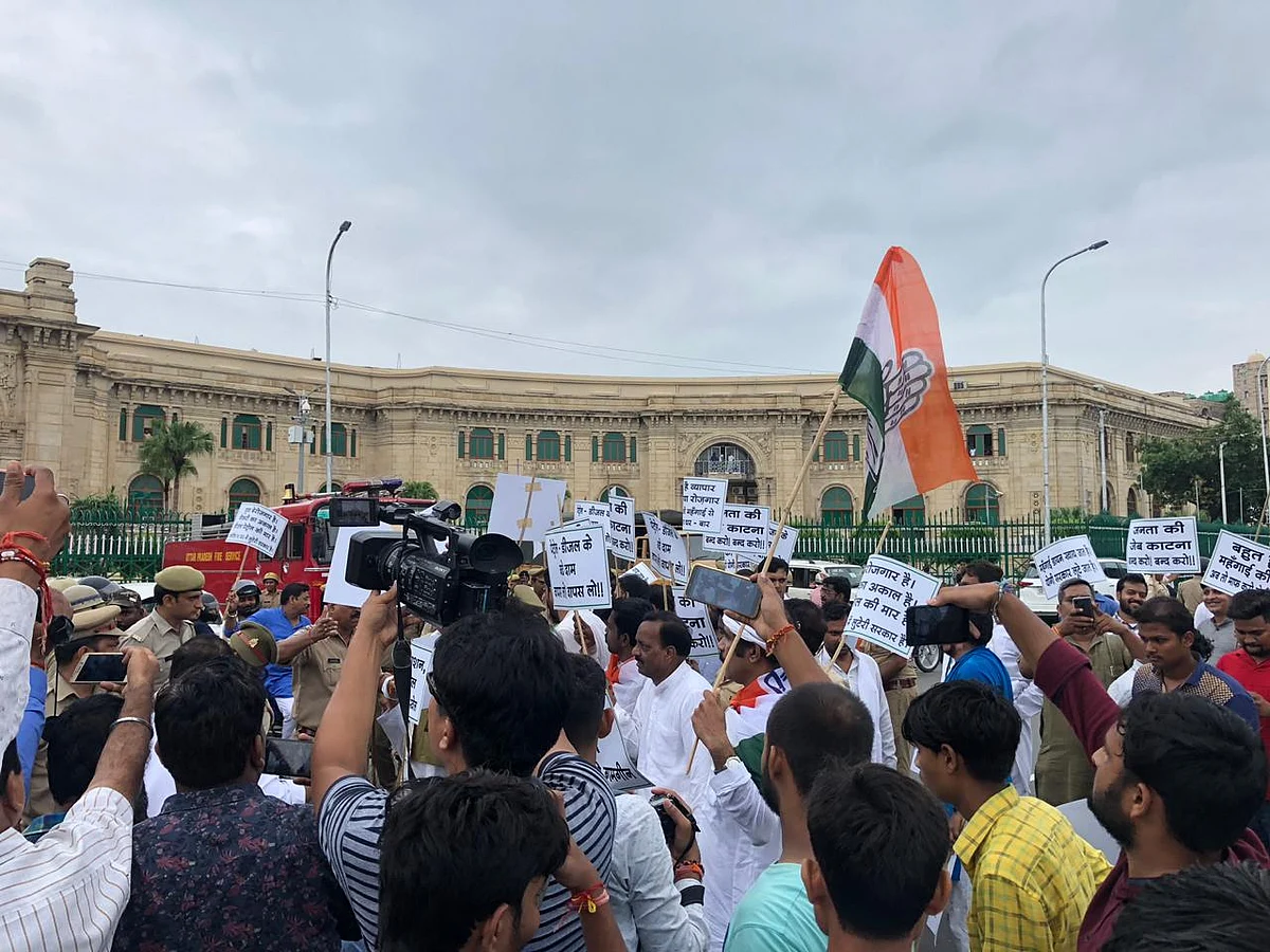 لکھنؤ: تیل کی بڑھتی قیمتوں کے خلاف یوپی کانگریس کا احتجاجی مظاہرہ