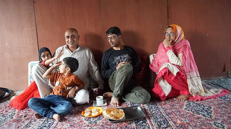 علی محمد بھٹ اپنی فیملی کے ساتھ