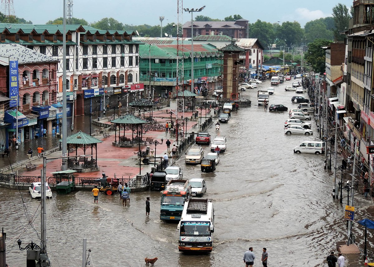 سری نگر میں بھاری بارش، سڑکیں چند منٹوں میں دریا بن گئیں