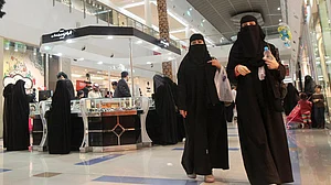 سعودی خواتین کے لیے خوشخبری، مرد سرپرست کی اجازت کے بغیر کر سکیں گی دنیا کی سیر