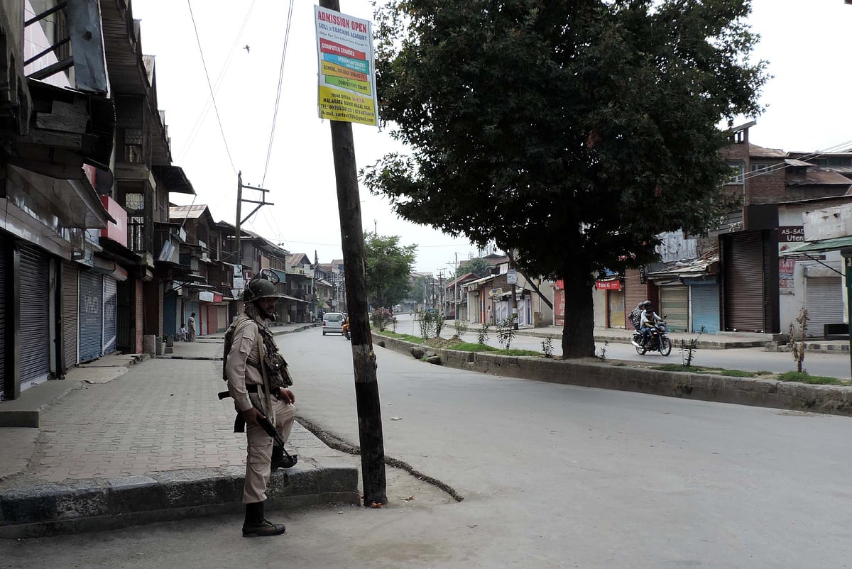 کشمیر میں معمولات زندگی بدستور معطل، مواصلاتی خدمات پر پابندی بھی جاری