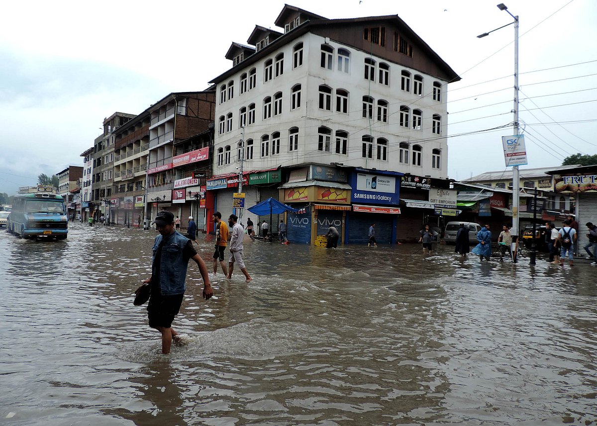 سری نگر میں بھاری بارش، سڑکیں چند منٹوں میں دریا بن گئیں