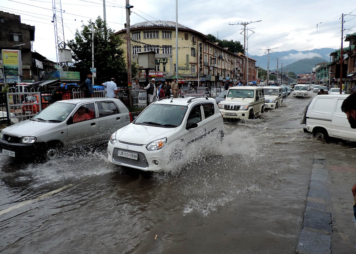سری نگر میں بھاری بارش، سڑکیں چند منٹوں میں دریا بن گئیں
