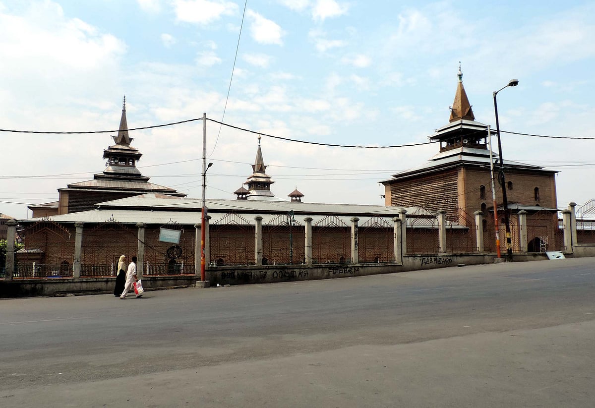 کشمیر میں معمولات زندگی بدستور معطل، مواصلاتی خدمات پر پابندی بھی جاری