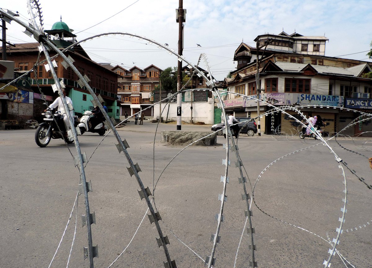 کشمیر میں معمولات زندگی بدستور معطل، مواصلاتی خدمات پر پابندی بھی جاری