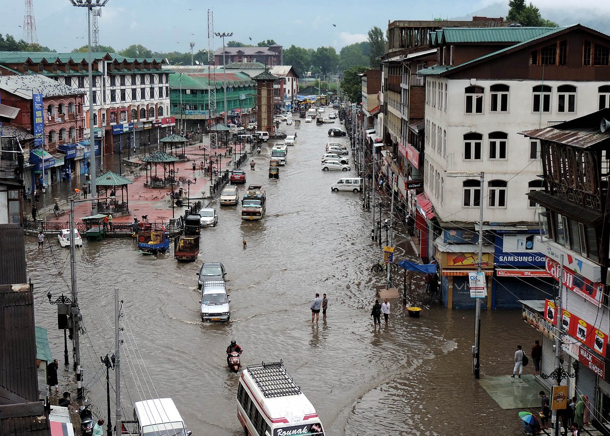 سری نگر میں بھاری بارش، سڑکیں چند منٹوں میں دریا بن گئیں