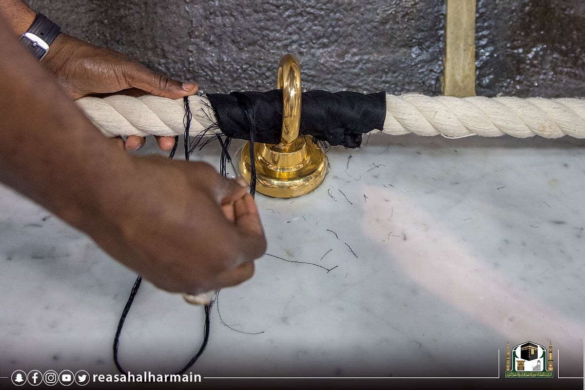 حج سیزن کے بعد غلافِ کعبہ کو دوبارہ پورا کھول دیا گیا