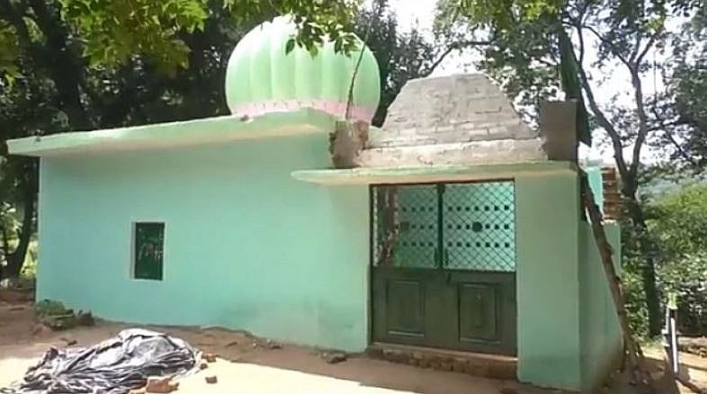 پیر بابا کا مزار توڑنے پہنچی سرکاری ٹیم، ’ہندوؤں کی عقیدت‘ دیکھ واپسی پر ہوئی مجبور