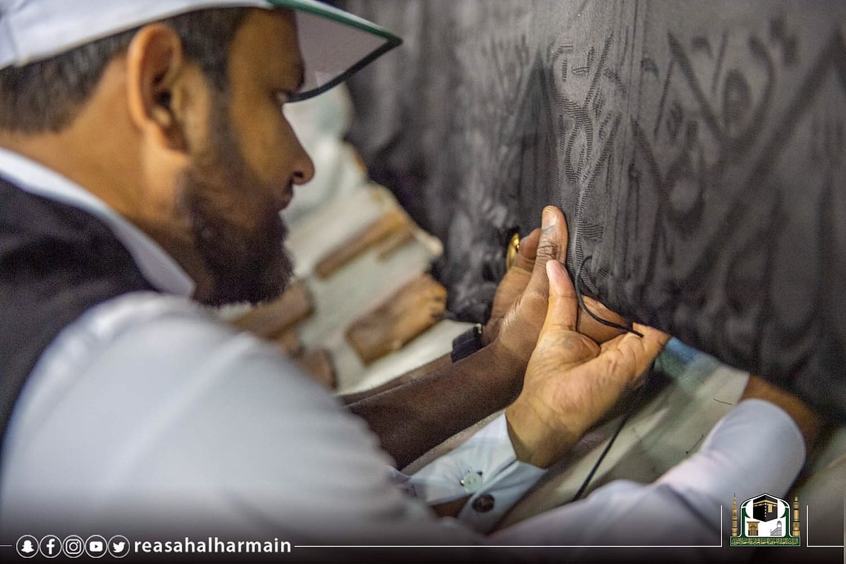 حج سیزن کے بعد غلافِ کعبہ کو دوبارہ پورا کھول دیا گیا