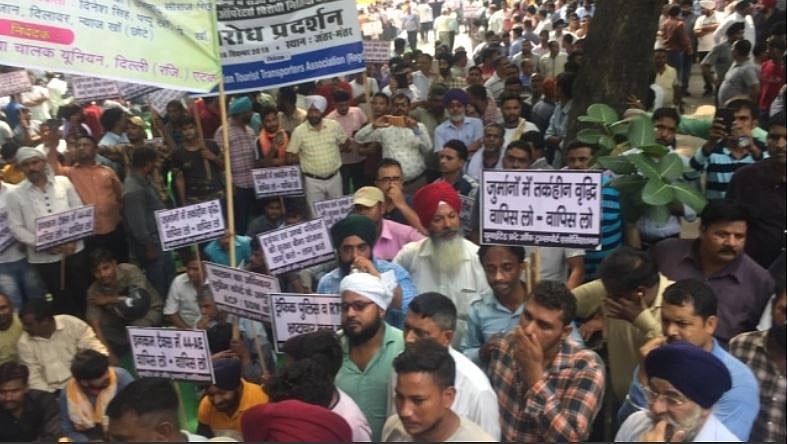 ’روزی-روٹی جو دے نہ سکے، وہ سرکار نکمّی ہے‘، چالان و جرمانہ کے خلاف ٹرانسپورٹروں کا احتجاج