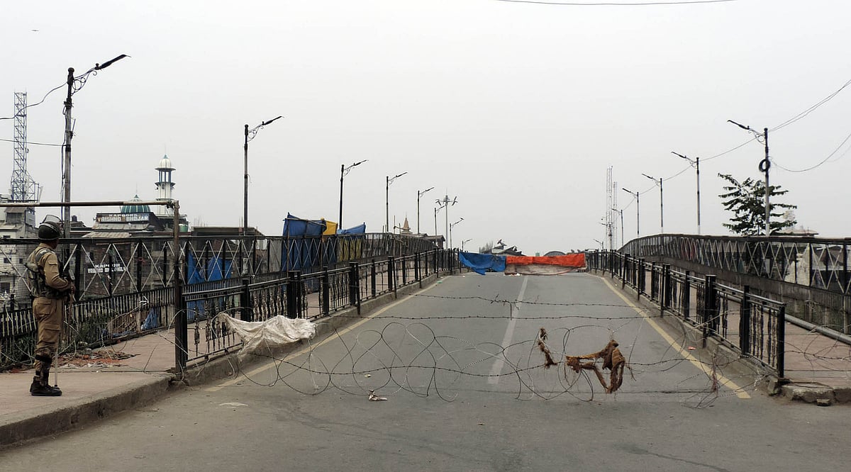 کشمیر میں پھر کرفیو جیسی پابندیاں، تاریخی جامع مسجد آٹھویں جمعہ کو بھی مقفل