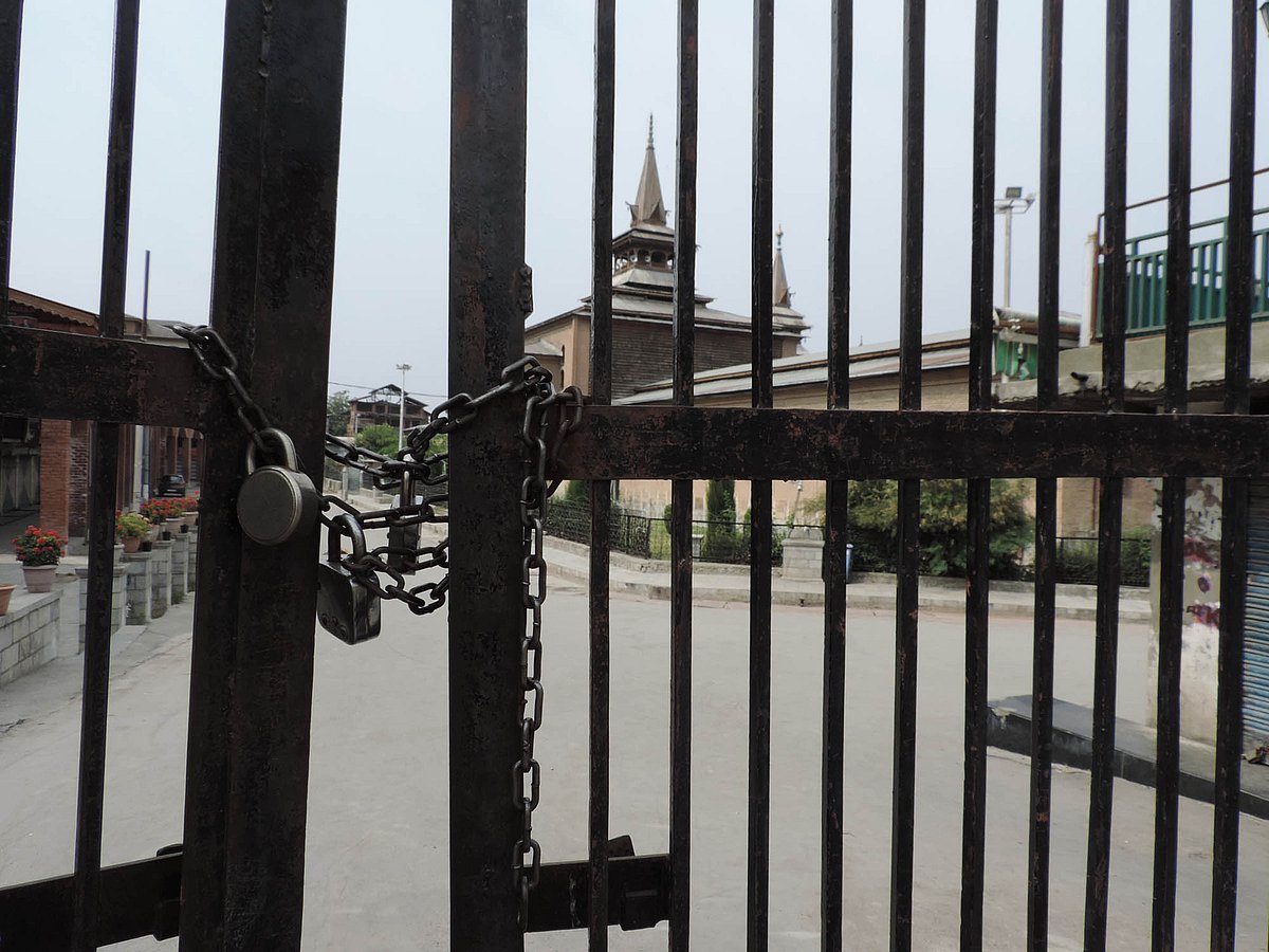 کشمیر میں پھر کرفیو جیسی پابندیاں، تاریخی جامع مسجد آٹھویں جمعہ کو بھی مقفل