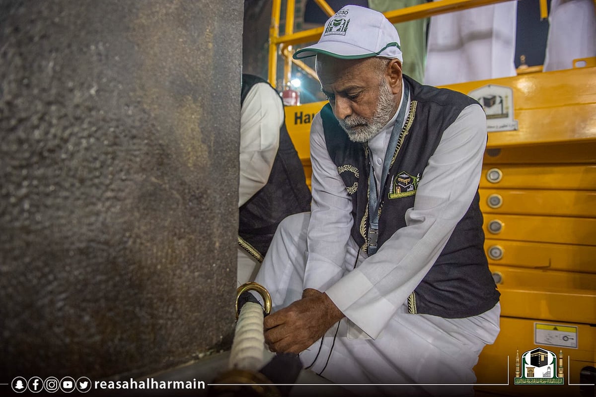 حج سیزن کے بعد غلافِ کعبہ کو دوبارہ پورا کھول دیا گیا