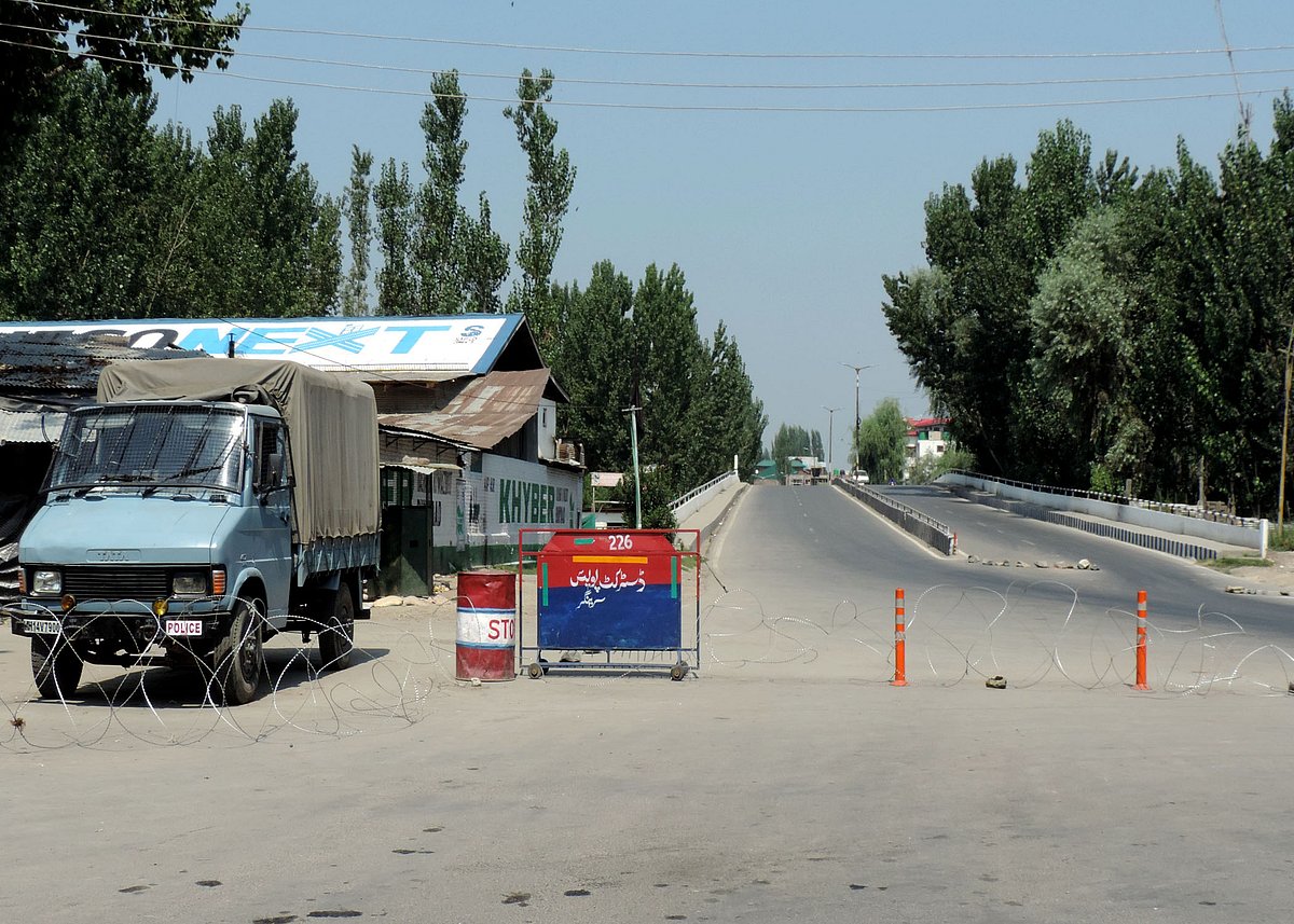 کشمیر میں بند کا 33 واں دن، شیعہ اکثریتی قصبہ بڈگام جانے والی تمام سڑکیں سیل