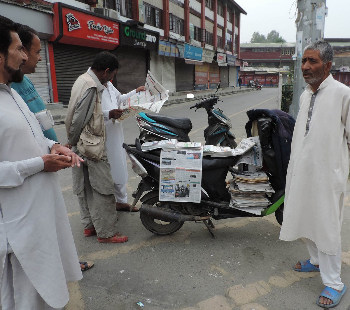 جب اہلیان کشمیر اخبار پڑھنے کےلئے بے تاب نظر آئے