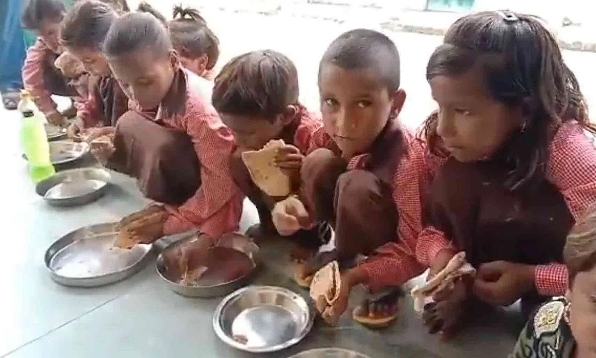 بہار: مڈ ڈے میل کے ذریعہ بچوں کو اسکول لانے کا منصوبہ، لیکن کیا ایسے کھانے سے رکے گا ڈراپ آؤٹ؟