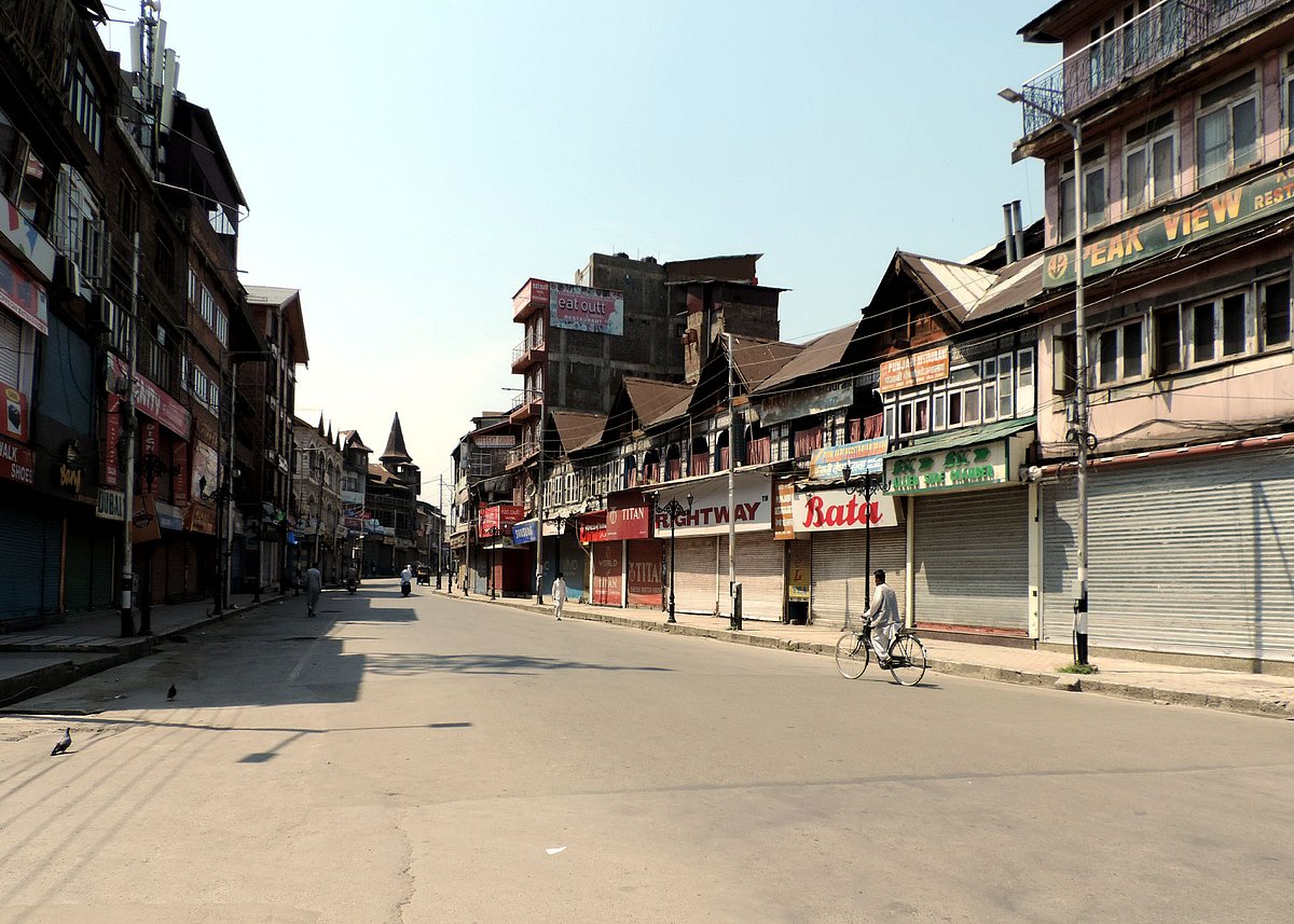 کشمیر میں بند کا 33 واں دن، شیعہ اکثریتی قصبہ بڈگام جانے والی تمام سڑکیں سیل