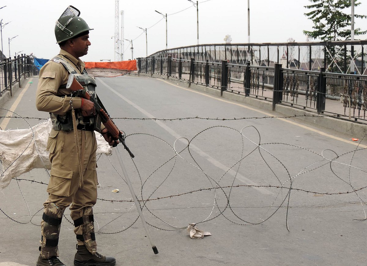 کشمیر میں پھر کرفیو جیسی پابندیاں، تاریخی جامع مسجد آٹھویں جمعہ کو بھی مقفل