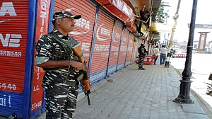 کشمیر میں ہڑتال اور مواصلاتی خدمات پر پابندی 30 ویں دن میں داخل
