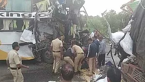 پنے-بنگلورو قومی شاہراہ پر اندوہناک سڑک حادثہ، 6 افراد ہلاک،20زخمی