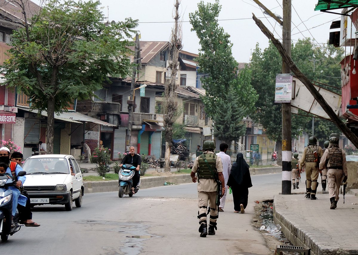 کشمیر کی سڑکوں پر نجی گاڑی والوں کی دریا دلی سے فورسز اہلکار بھی متاثر