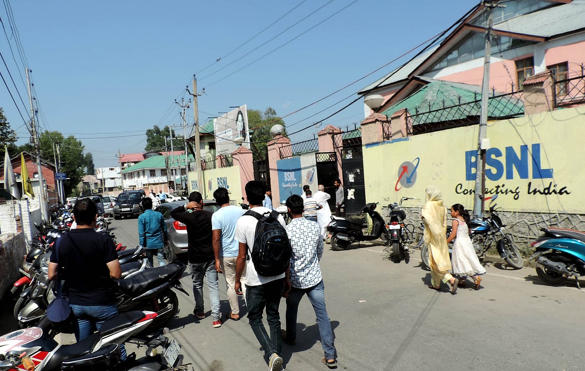 کشمیر میں پابندیاں: بی ایس این ایل ہزاروں نئے ’سم کارڈ‘ بیچ کر مالامال!