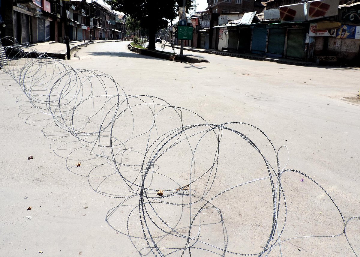 کشمیر: جواں سال نوجوان کی موت کے بعد سری نگر میں کشیدگی، سخت ترین پابندیاں عائد