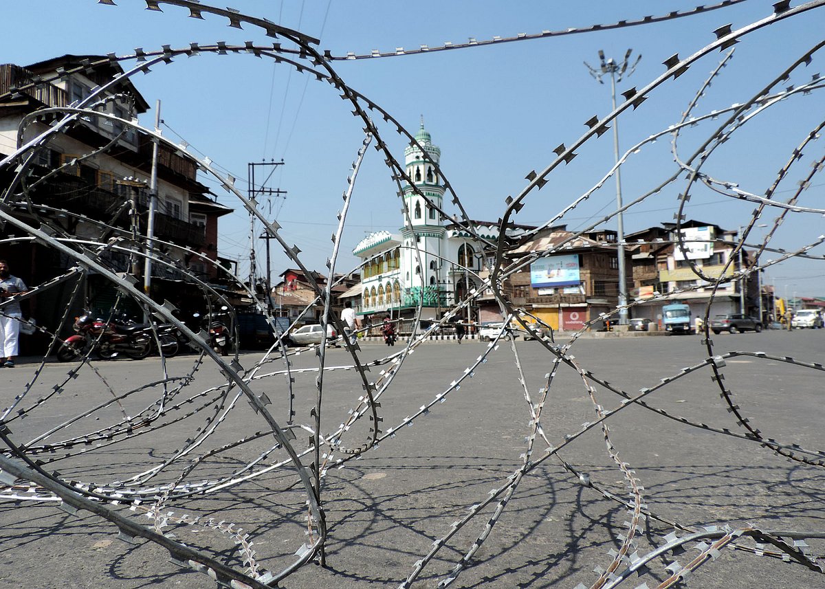 کشمیر میں بند کا 33 واں دن، شیعہ اکثریتی قصبہ بڈگام جانے والی تمام سڑکیں سیل