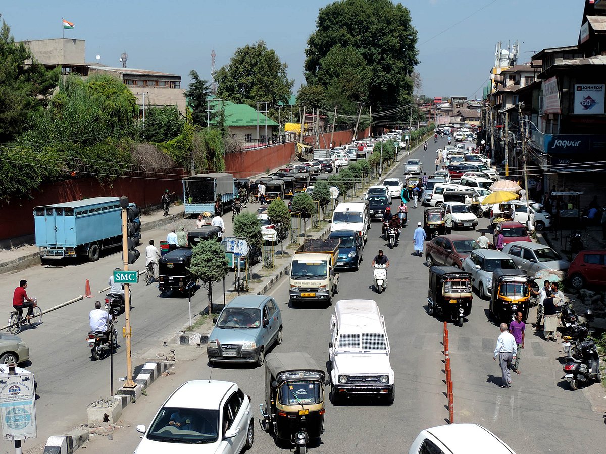 سیول لائنس اور بیرونی علاقوں میں سڑكوں پر پرائیوٹ گاڑیاں چلتی نظر آئیں، تصویر یو این آئی