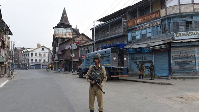 کشمیر میں درجنوں لیڈر نظر بند، وزارت داخلہ کے پاس کوئی جانکاری نہیں!