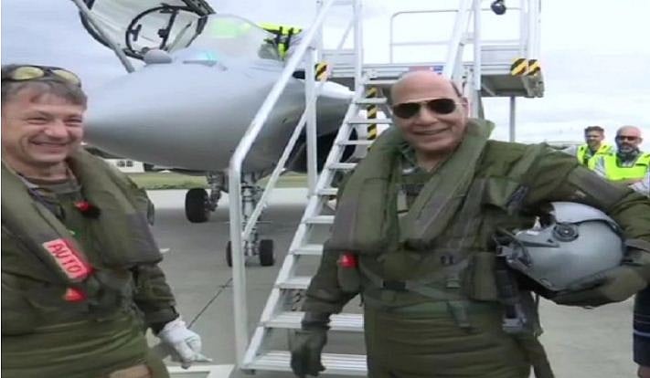 ہندوستان کو ملا پہلا رافیل طیارہ، راجناتھ نے کی اس میں پرواز